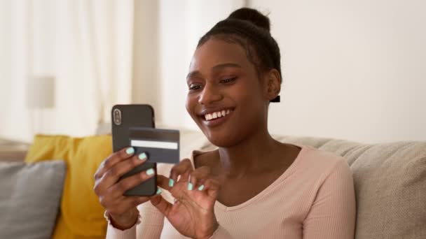 Концепція Мобільного Банкінгу Крупним Планом Портрет Молодої Щасливої Афроамериканки Робить — стокове відео