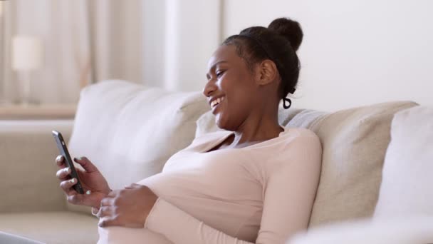 Modern Hamilelik Rahatlaması Genç Mutlu Hamile Afro Amerikan Kadın Akıllı — Stok video
