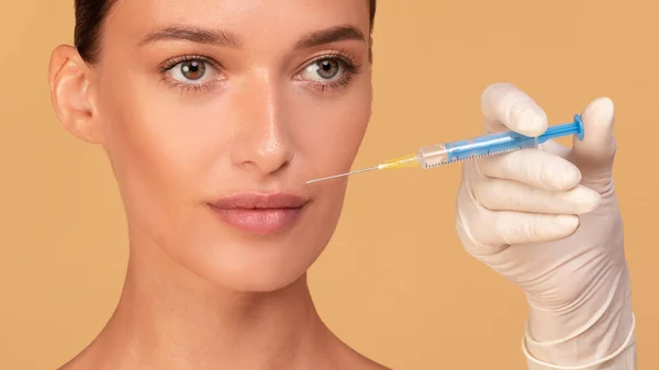 Beauty Injektionskonzept Nahaufnahme Von Arzthänden Mit Spritze Der Nähe Des — Stockfoto