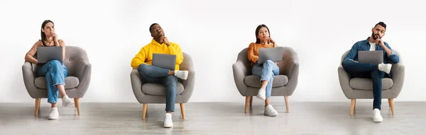 Falta Ideias Conjunto Homens Mulheres Jovens Pensativos Sentados Com Laptops — Fotografia de Stock