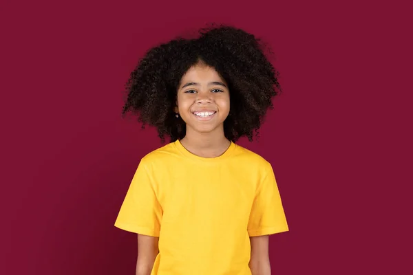 Portret Van Een Lachend Afrikaans Amerikaans Schoolmeisje Met Schattig Bossig — Stockfoto