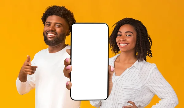 Lächelndes Afrikanisches Millennial Paar Zeigt Finger Auf Großes Smartphone Mit — Stockfoto