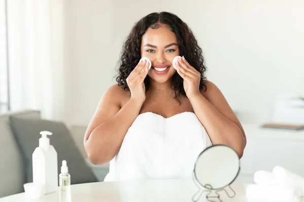 Cilt Bakımı Mutlu Siyah Iri Yarı Kadın Deriyi Temizlemek Için — Stok fotoğraf