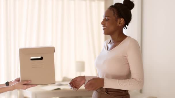 Online Einkauf Und Lieferung Junge Positive Afrikanisch Amerikanische Frau Bekommt — Stockvideo