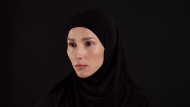 Müslüman Güzellik Yüzü Kameraya Dönük Genç Ciddi Slami Kadın Portresi — Stok video