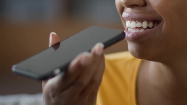 Сучасні Комунікаційні Технології Крупним Планом Знімок Невпізнаваної Чорної Усміхненої Жінки — стокове відео