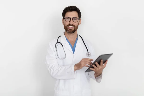 Medische Zorg Portret Van Een Knappe Glimlachende Dokter Uniform Met — Stockfoto