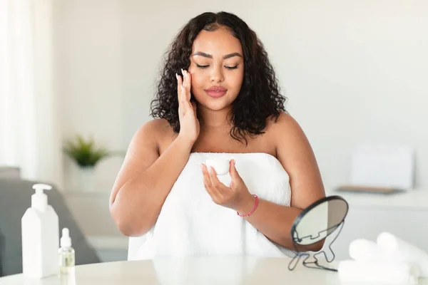 Facial Skin Care Concept Young Black Overweight Woman Applying Moisturizer — Stock Photo, Image