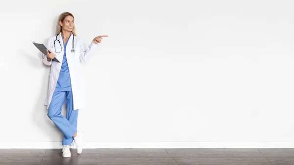 Ιατρική Αγγελία Ευτυχισμένη Γυναίκα Γιατρός Δείχνει Πέρα Από Χώρο Αντιγραφής — Φωτογραφία Αρχείου