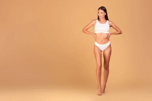 Sexy Biały Fit Model Pokazując Jej Piękne Ciało Pozowanie Białej — Zdjęcie stockowe