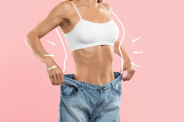 Unerkennbare Schlanke Frau Übergroßen Jeans Beim Größenvergleich Nach Gewichtsverlust Junge — Stockfoto