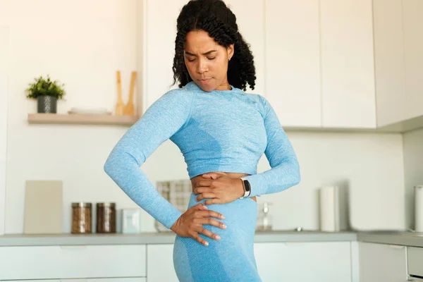Подходящая Африканская Американка Травмой Спины Страдающая Боли Стоящая Кухонном Интерьере — стоковое фото