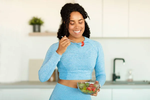 Mujer Joven Afroamericana Deportiva Comiendo Ensalada Verduras Frescas Cocina Señora — Foto de Stock