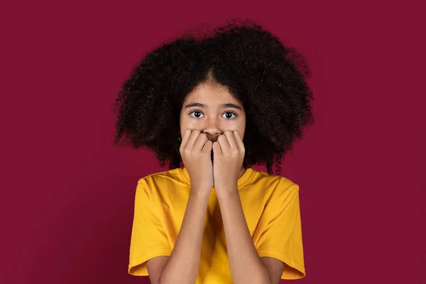 Scared African American Child Preteen Girl Bushy Hair Yellow Shirt — Stock Photo, Image