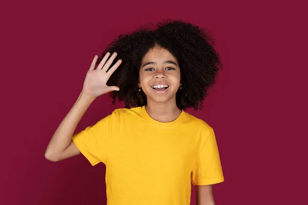 Merhabalar Neşeli Afro Amerikan Çocuk Portresi Sarı Tişörtlü Şirin Çalı — Stok fotoğraf