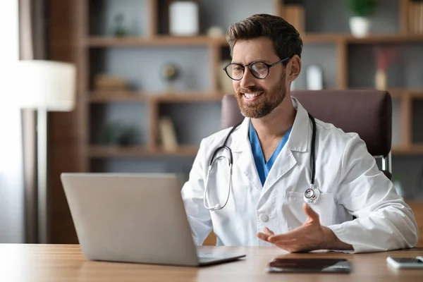 Online Διαβούλευση Όμορφος Αρσενικό Γιατρός Τηλεδιάσκεψη Ασθενή Μέσω Laptop Χαμογελαστός — Φωτογραφία Αρχείου