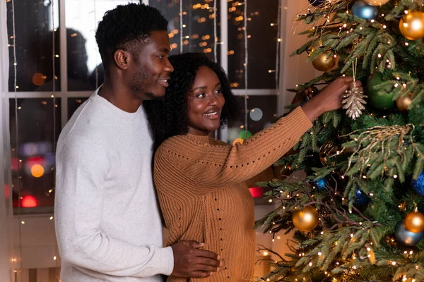 Souriant Jeune Homme Femme Afro Américain Étreint Décorer Arbre Noël — Photo