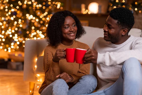 Frohe Junge Afrikanisch Amerikanische Paar Jubelt Mit Tassen Heißgetränk Genießen — Stockfoto