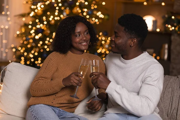Улыбающиеся Молодой Черный Муж Жена Веселятся Бокалами Шампанского Наслаждаются Отдыхом — стоковое фото