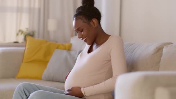 Ευτυχισμένη Εγκυμοσύνη Νεαρή Θετική Έγκυος Αφροαμερικανή Χαϊδεύει Την Κοιλιά Της — Αρχείο Βίντεο