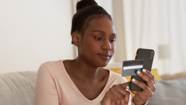 Koncepcja Bankowości Internetowej Close Portret Młodej Pozytywnej Afrykańskiej Kobiety Dokonującej — Wideo stockowe