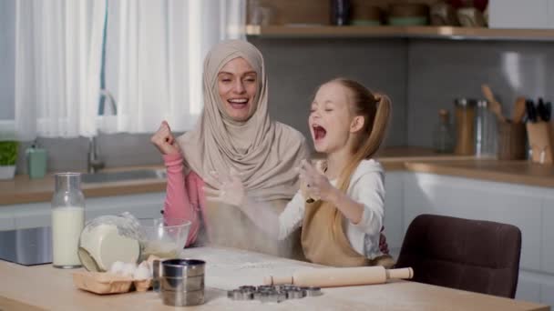 Zabawa Kuchni Szczęśliwa Muzułmańska Matka Gotuje Ciasto Córką Zabawna Dziewczynka — Wideo stockowe