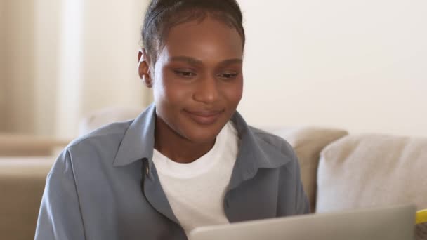 Online Work Concept Close Portrait Young Positive African American Woman — Stock Video