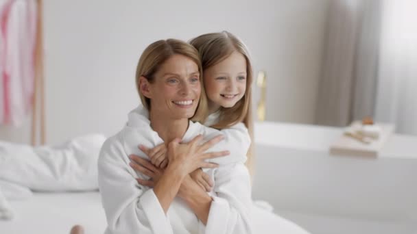 Ocio Familiar Cerca Retrato Niña Feliz Abrazando Hermosa Mamá Riendo — Vídeo de stock