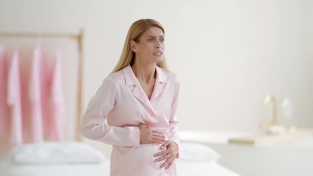 Hälsoproblem Graviditeten Känslomässig Medelålders Gravid Kvinna Känner Plötslig Magsmärta Rynkar — Stockvideo