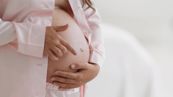 Moeder Baby Connectie Close Shot Van Liefdevolle Vrouw Strelen Haar — Stockvideo