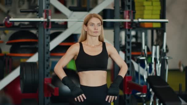 Intensywny Trening Wewnątrz Portret Zmęczonej Kobiety Średnim Wieku Atletki Mocowania — Wideo stockowe