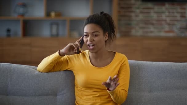 距离上的女性友谊 密切关注年轻的积极的非洲裔美国妇女与朋友在手机上交谈 在家里谈论闲聊 慢动作 自由自在的空间 — 图库视频影像