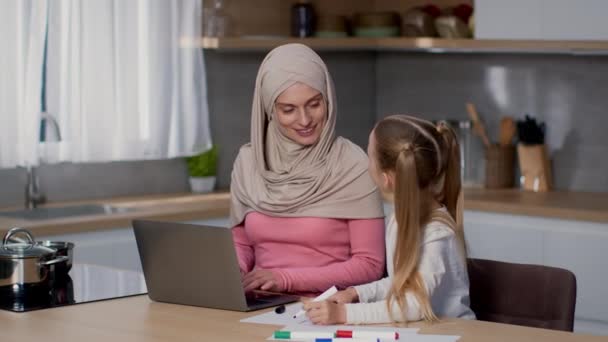 Koncepcja Niezależności Macierzyństwa Pozytywny Zajęty Muzułmanin Kobieta Hidżabie Pracuje Laptopie — Wideo stockowe