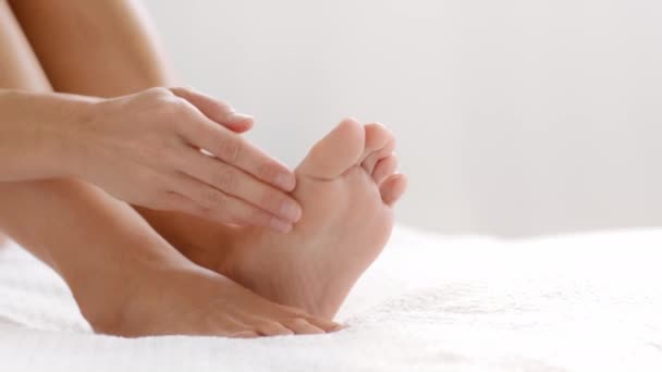 Fußpflege Nahaufnahme Weiblicher Beine Unkenntliche Frau Reibt Fürsorgliche Creme Auf — Stockvideo