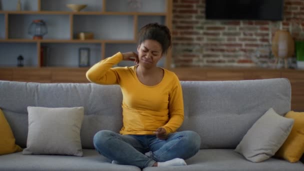 Alergický Záchvat Mladá Podrážděná Afroameričanka Škrábe Krku Trpí Otravnou Vyrážkou — Stock video