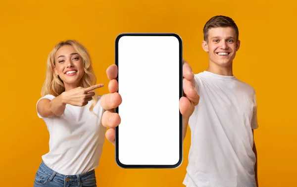 Happy Emotional Millennial European Guy Female White Shirts Show Finger — Φωτογραφία Αρχείου