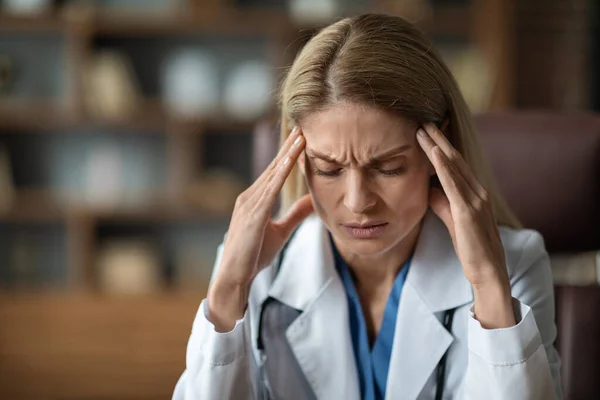 Nahaufnahme Einer Gestressten Ärztin Die Arbeitsplatz Unter Kopfschmerzen Leidet Porträt — Stockfoto