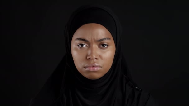 Close Retrato Deprimido Sério Muçulmano Mulher Americana Africana Vestindo Hijab — Vídeo de Stock