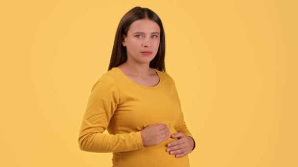 Problemy Ciążą Młoda Nieszczęśliwa Kobieta Ciąży Patrząca Kamerę Łzawymi Oczami — Wideo stockowe