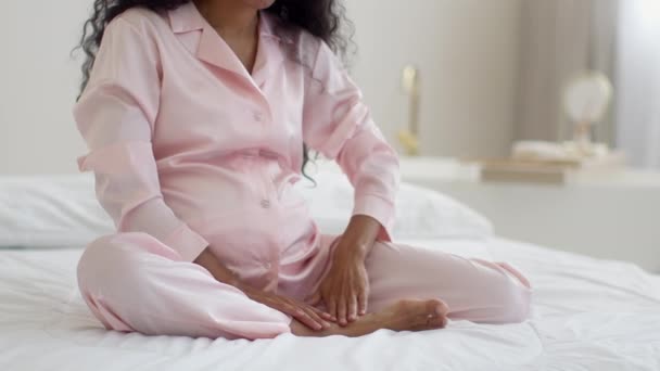 Graviditet Och Sjukvård Oigenkännlig Gravid Kvinna Bär Pyjamas Gnugga Kylning — Stockvideo