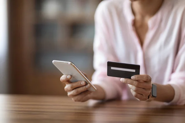 분홍색 블라우스를 책상에 휴대폰 플라스틱 카드를 온라인 쇼핑을 인터넷에서 청구서를 — 스톡 사진