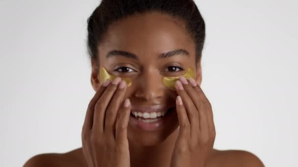 Cuidado Facial Edema Retrato Cerca Una Joven Afroamericana Feliz Aplicando — Vídeos de Stock