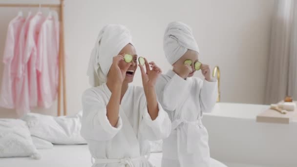 Organiczna Pielęgnacja Ciała Szczęśliwa Beztroska Matka Córka Szlafrokach Ręcznikami Głowie — Wideo stockowe