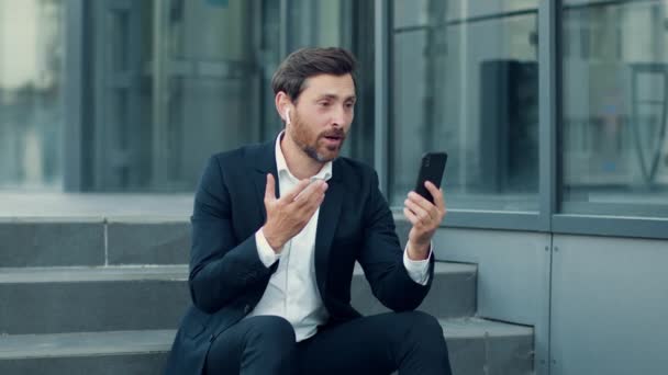Pozitív Középkorú Üzletember Video Chat Kollégákkal Vagy Partnerekkel Online Okostelefonon — Stock videók