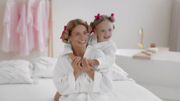 Μέρα Ομορφιάς Στο Σπίτι Εσωτερικά Πορτρέτο Της Ευτυχισμένης Όμορφης Μητέρας — Αρχείο Βίντεο