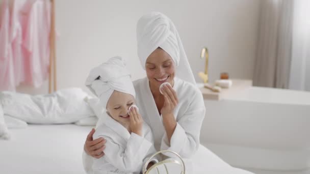 皮肤清洁规则 快乐的爱着别人教她的女儿洗澡后用棉垫和乳液洗脸 一起在家里笑 慢动作 自由自在 — 图库视频影像