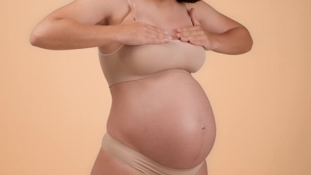 Primer Plano Mujer Embarazada Irreconocible Tocando Pecho Doloroso Sufriendo Sensación — Vídeo de stock