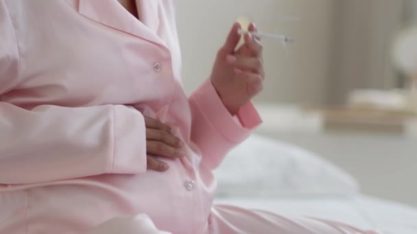Szkodliwe Nawyki Czasie Ciąży Zbliżenie Nierozpoznawalną Ciężarną Kobietę Piżamie Palącą — Wideo stockowe