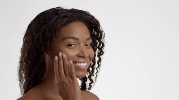 Procedimentos Cuidados Beleza Close Retrato Jovem Afro Americana Aplicando Creme — Vídeo de Stock