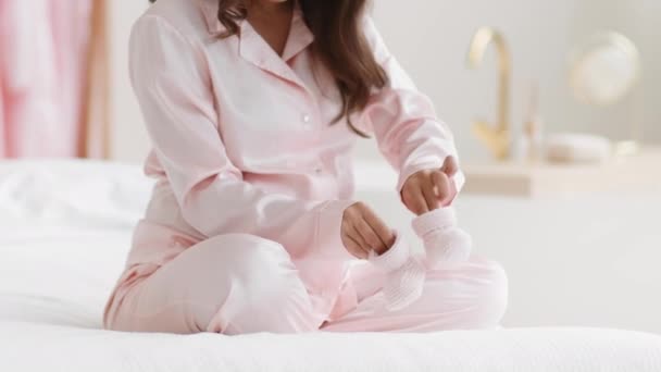 Jovem Mulher Grávida Irreconhecível Pijama Antecipando Maternidade Feliz Brincando Com — Vídeo de Stock